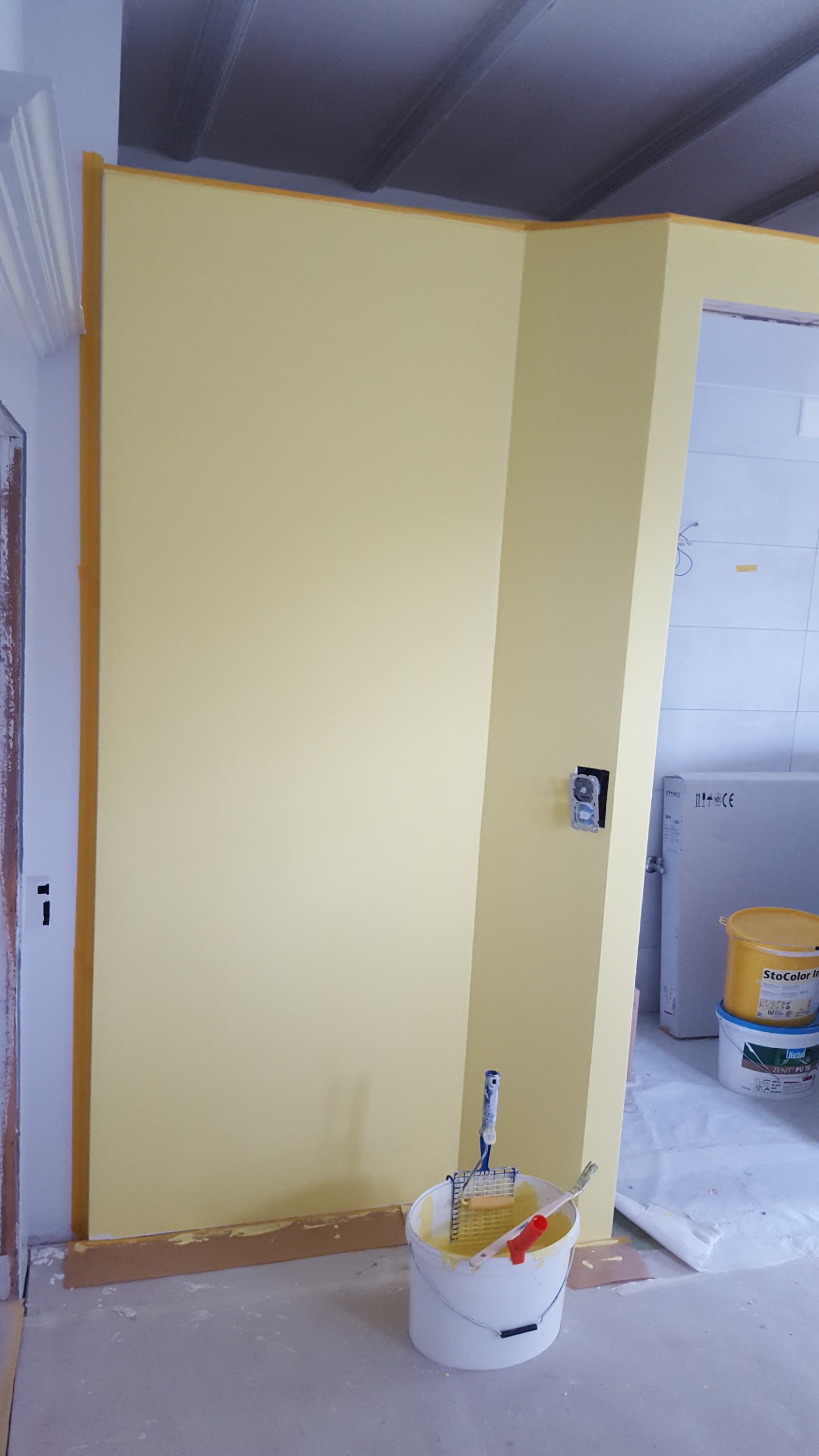 Mur rénové et peint par Deva Peinture Sonceboz, peinture intérieure de qualité