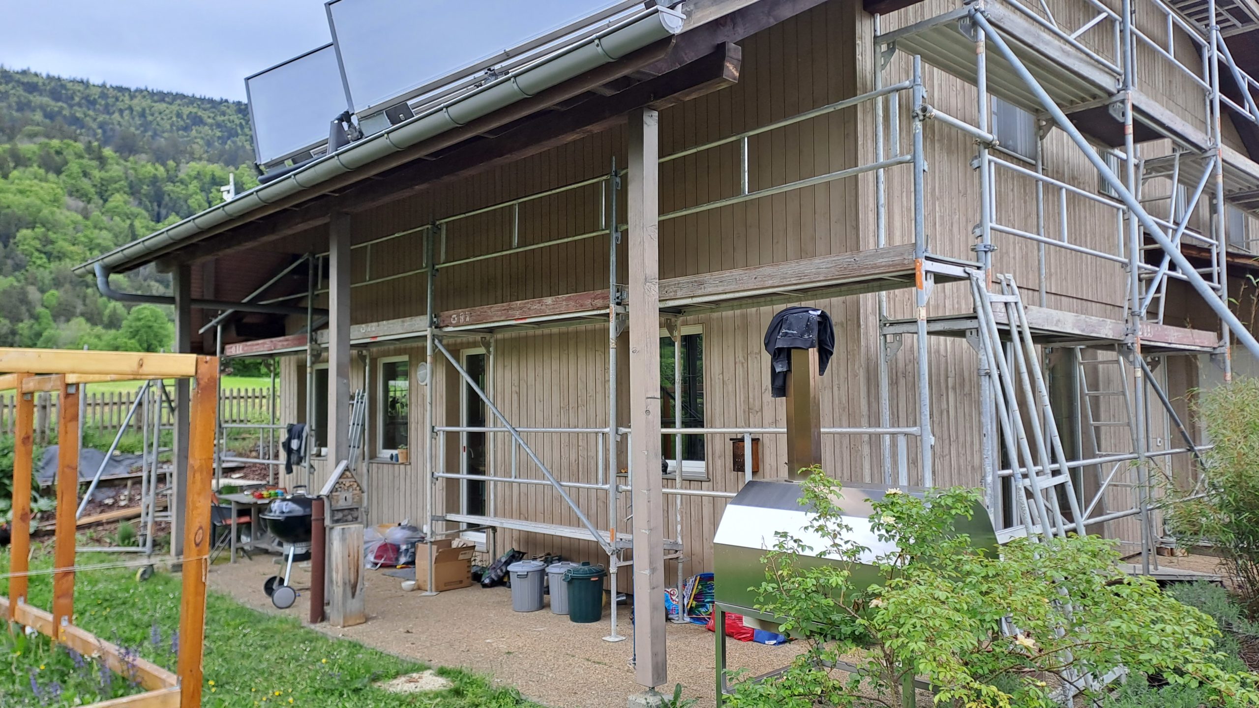 Façade rénovée par Deva Peinture, peintre Courtelary, finition soignée et professionnelle.