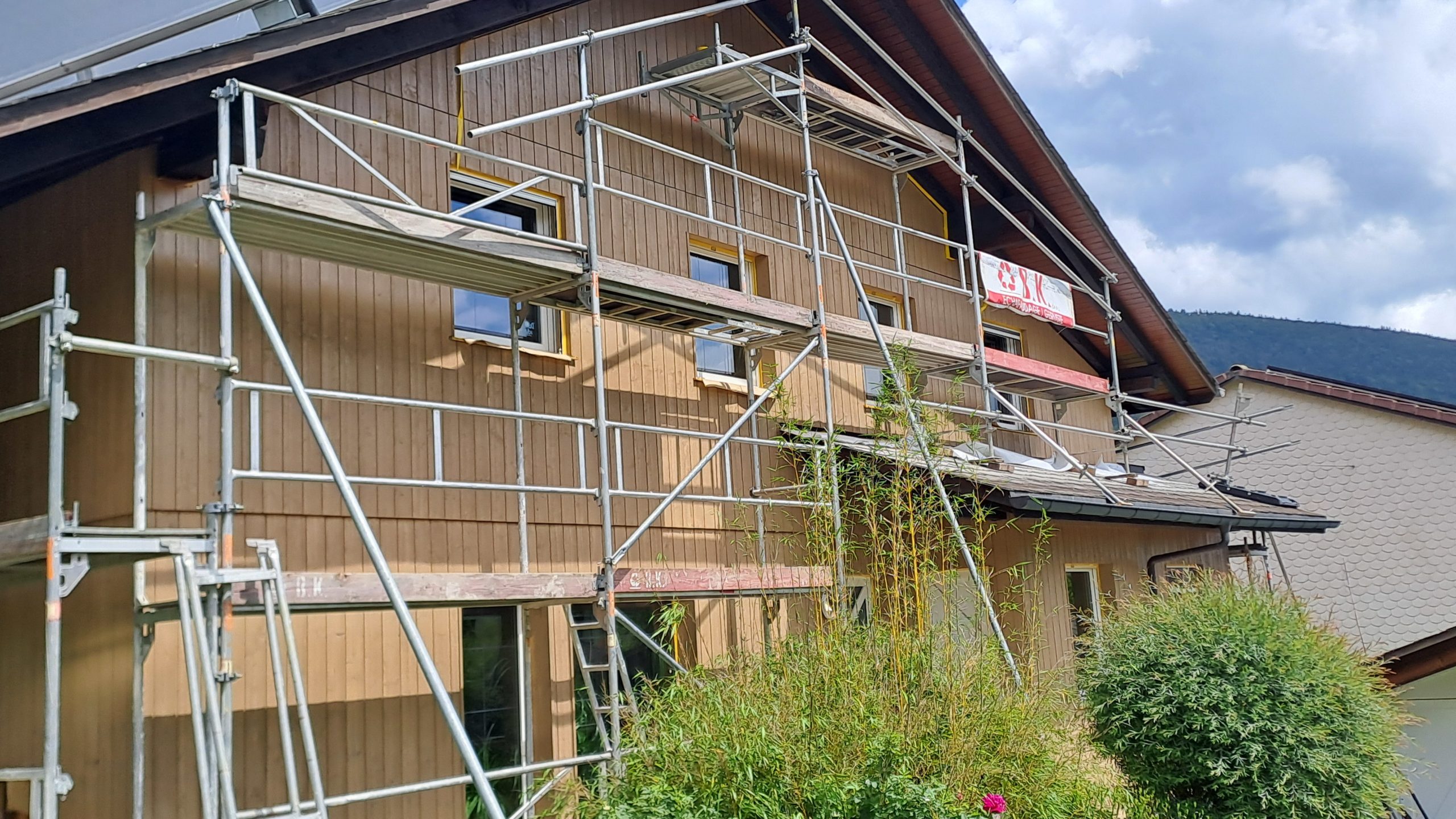 Travail de lissage de mur et crépi intérieur réalisé par Deva Peinture, peintre Tramelan